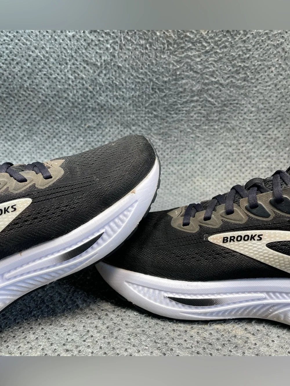 Brooks Ghost 17 Black White Running Shoes Size 9.5 Men’s